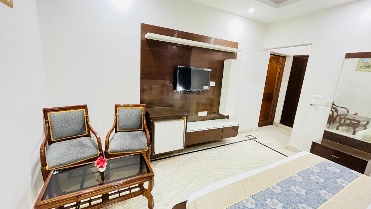 Hotel Starline Sector 28 Гургаон Экстерьер фото