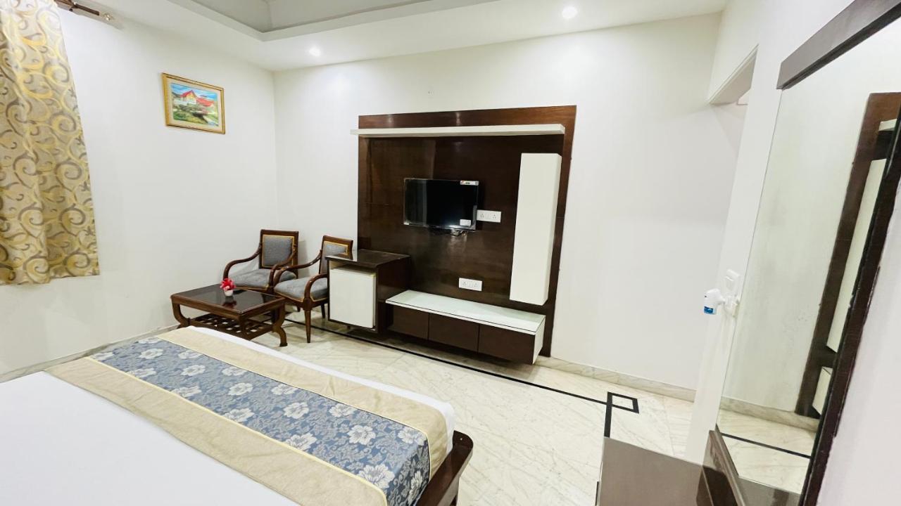 Hotel Starline Sector 28 Гургаон Экстерьер фото