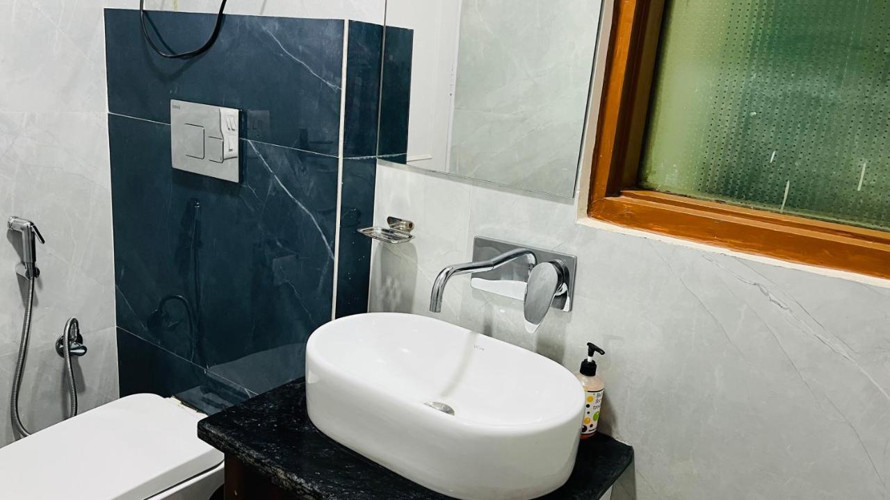 Hotel Starline Sector 28 Гургаон Экстерьер фото
