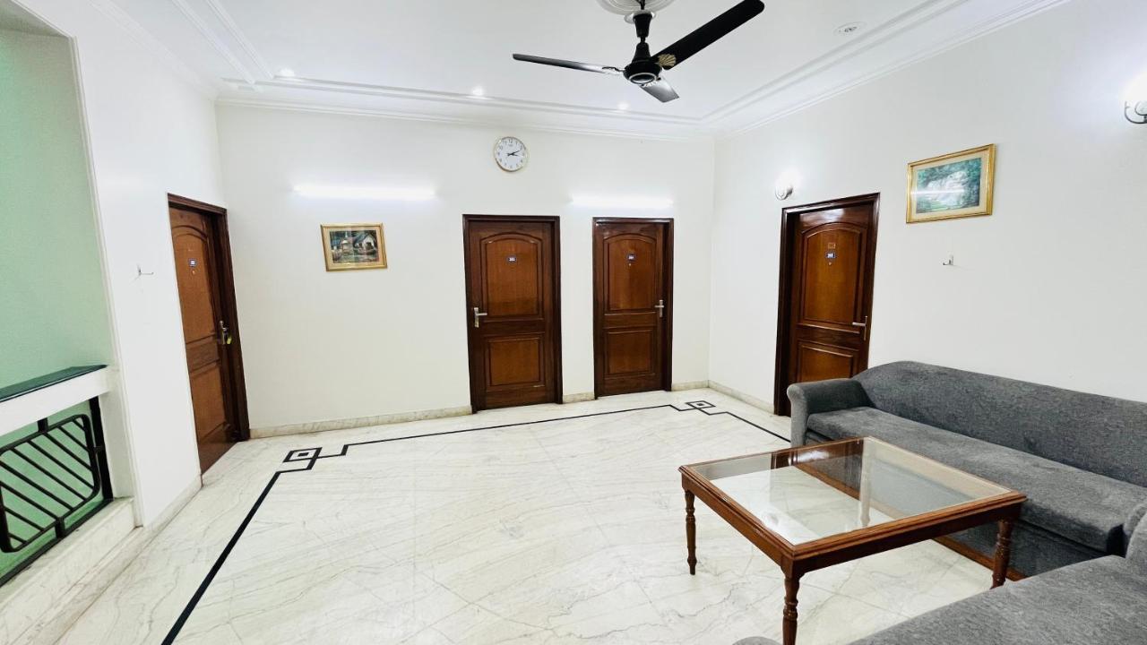 Hotel Starline Sector 28 Гургаон Экстерьер фото