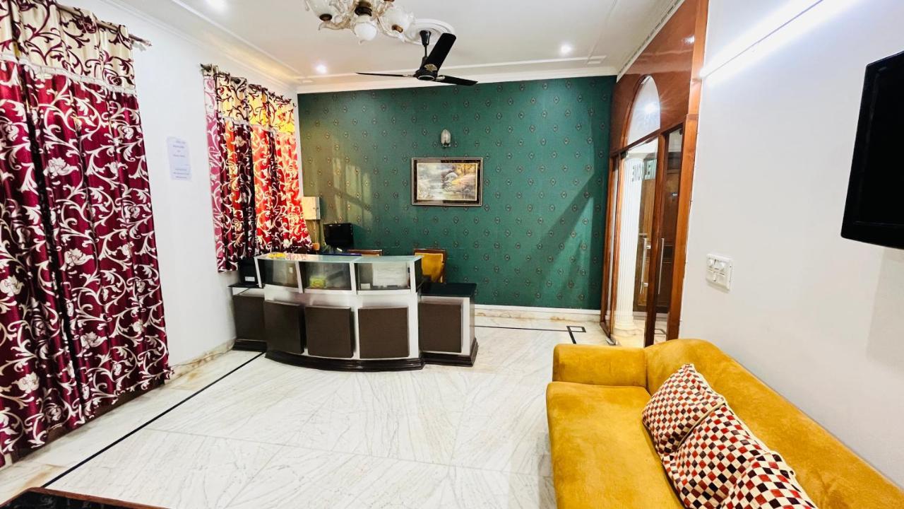Hotel Starline Sector 28 Гургаон Экстерьер фото