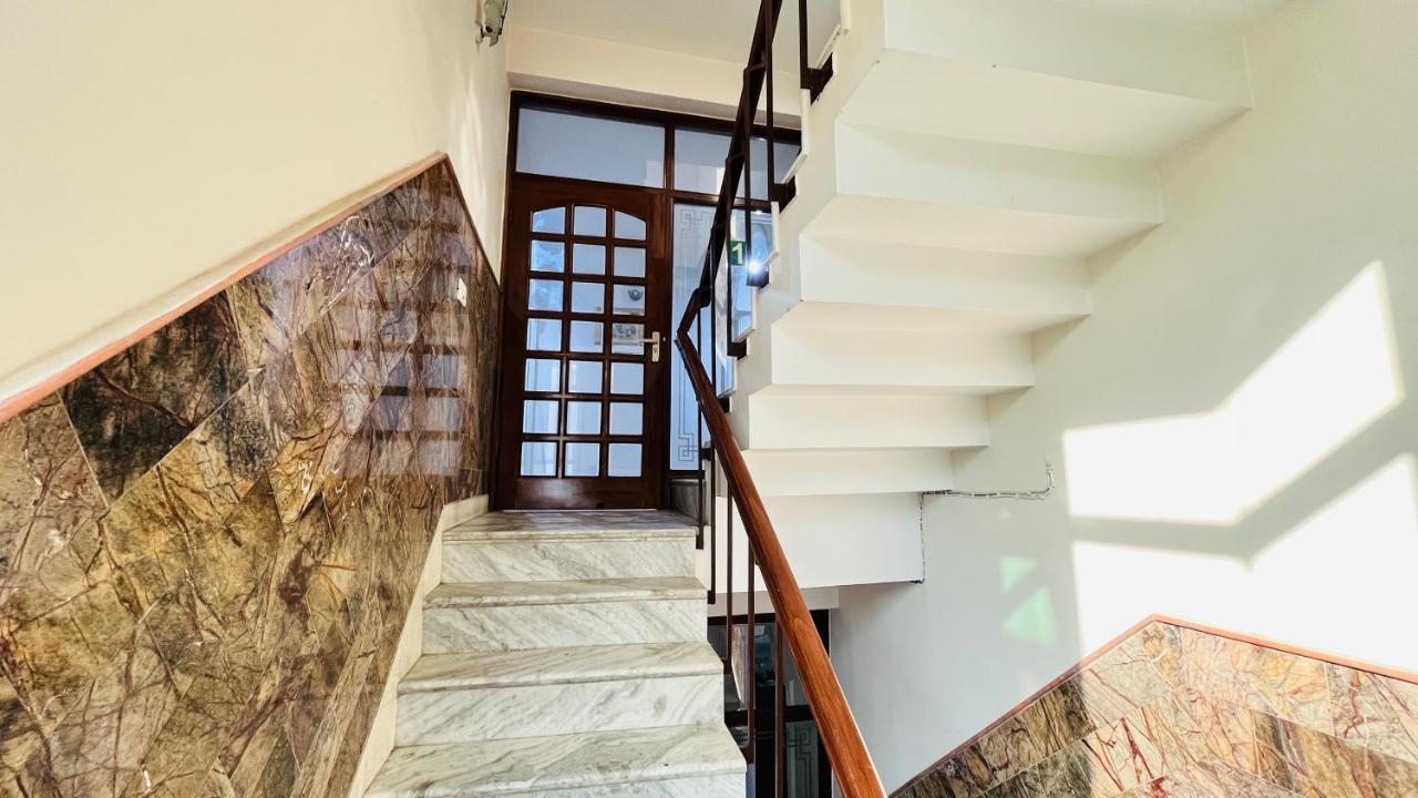 Hotel Starline Sector 28 Гургаон Экстерьер фото