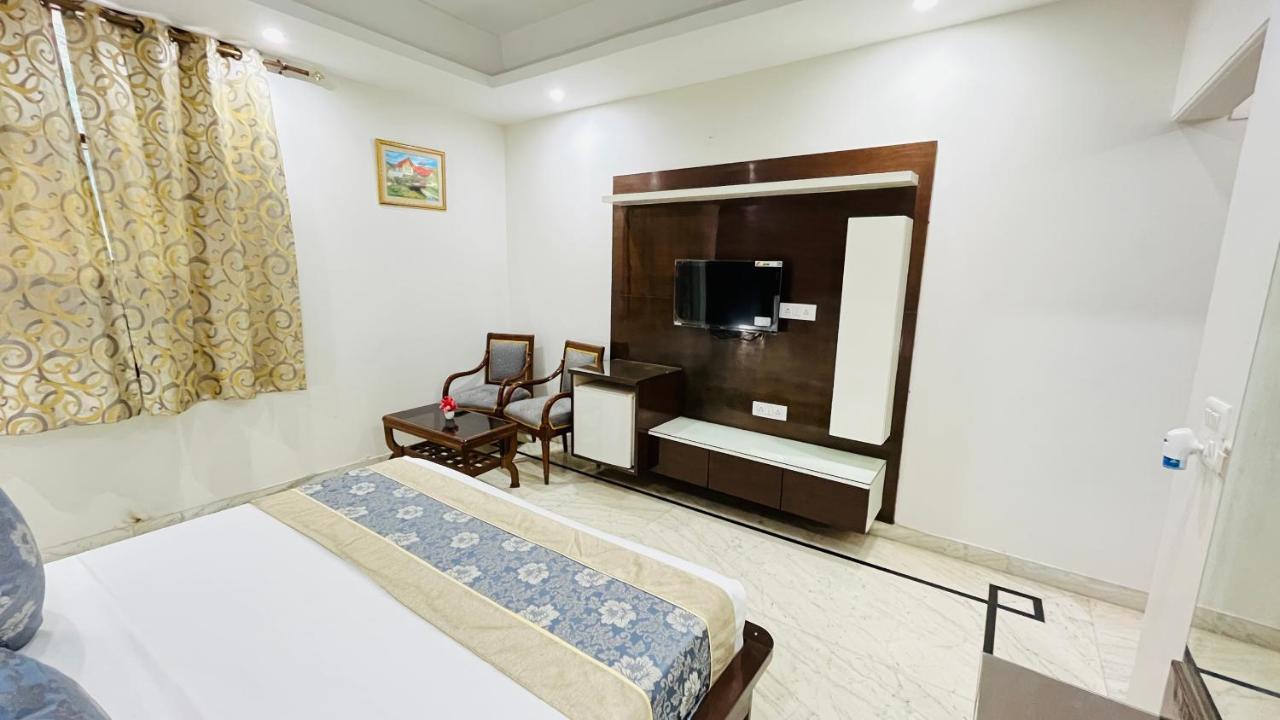 Hotel Starline Sector 28 Гургаон Экстерьер фото