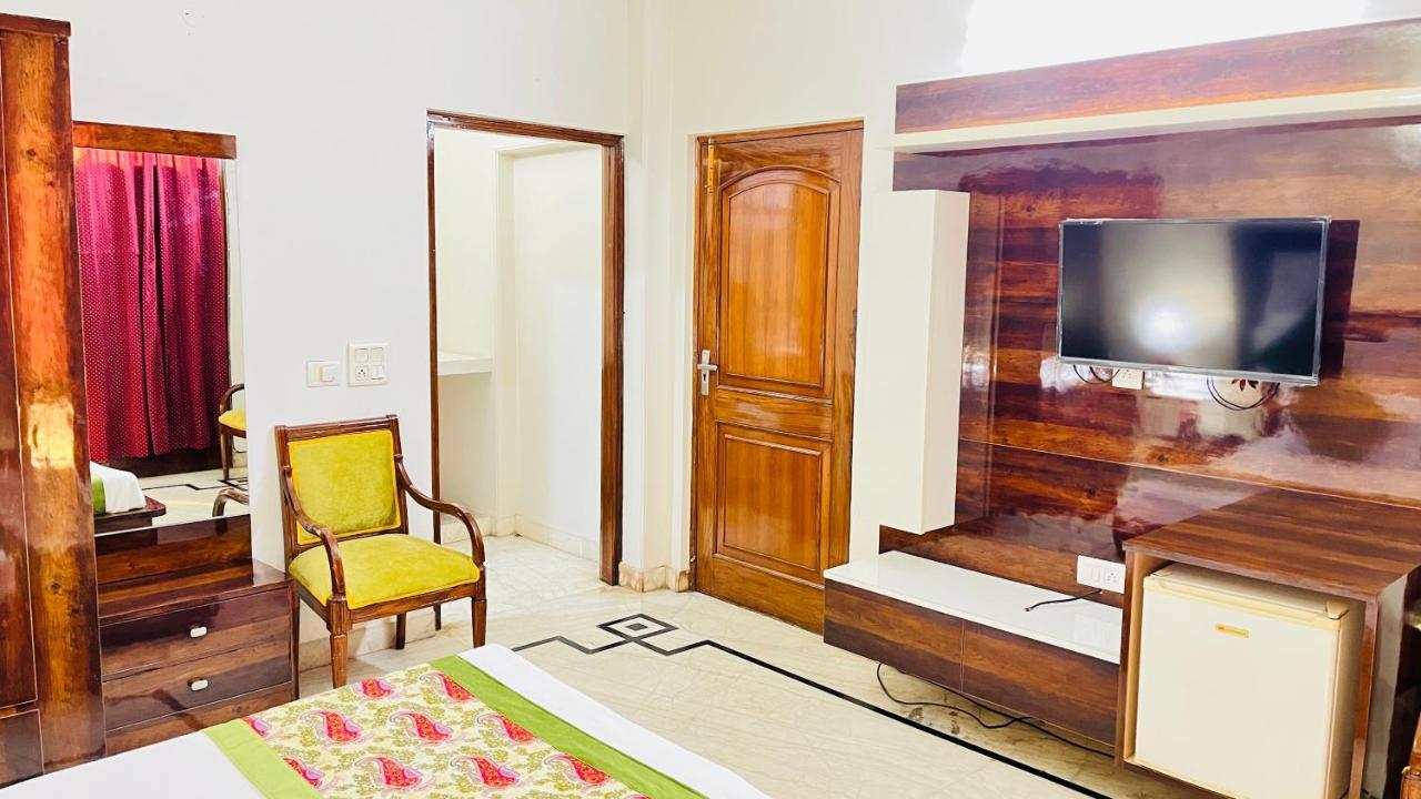 Hotel Starline Sector 28 Гургаон Экстерьер фото